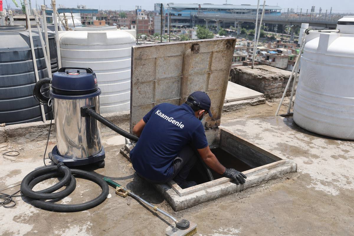 KaamGenie crew cleaning a underground sump in Gokalpuri, Delhi