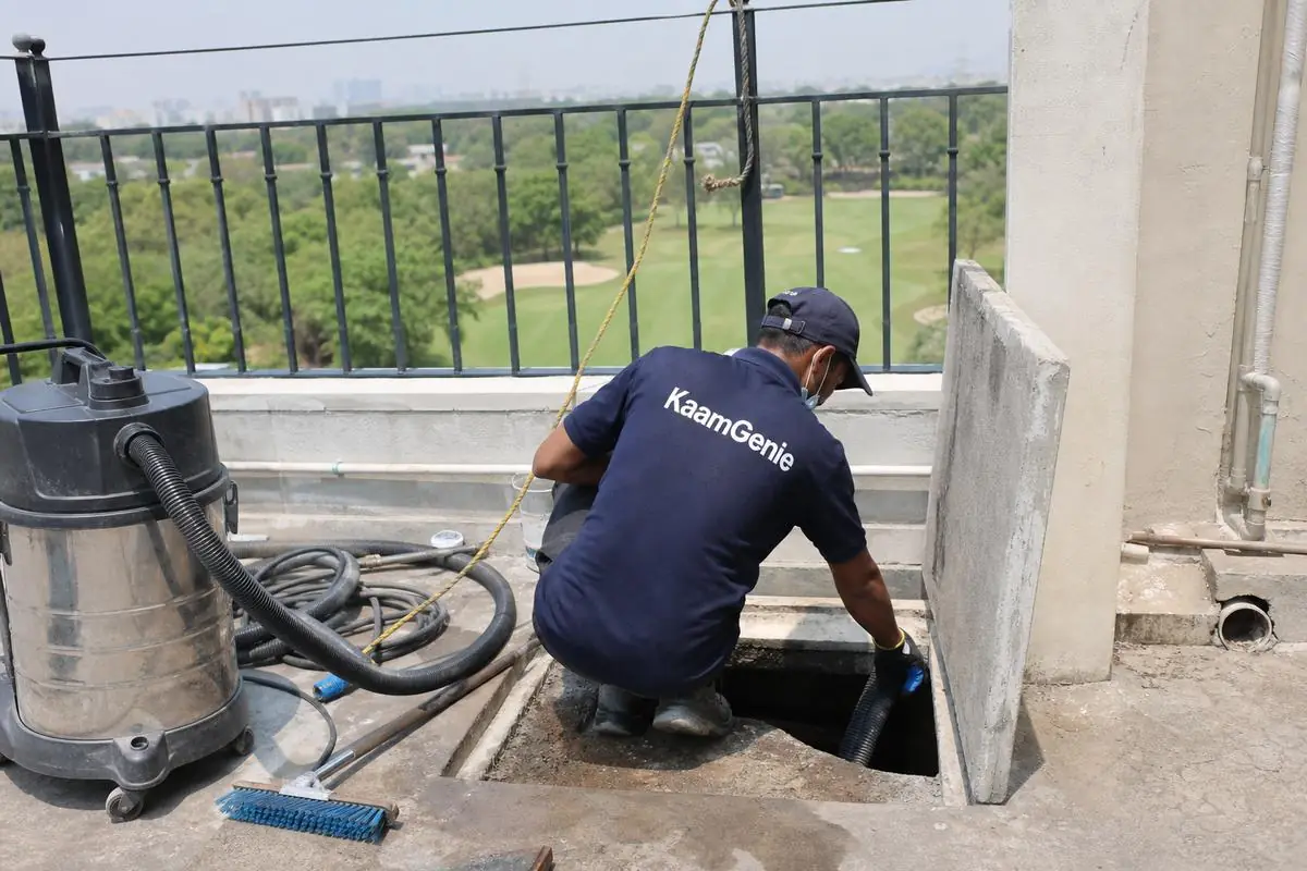 KaamGenie crew cleaning a underground sump in Golf Links, Delhi