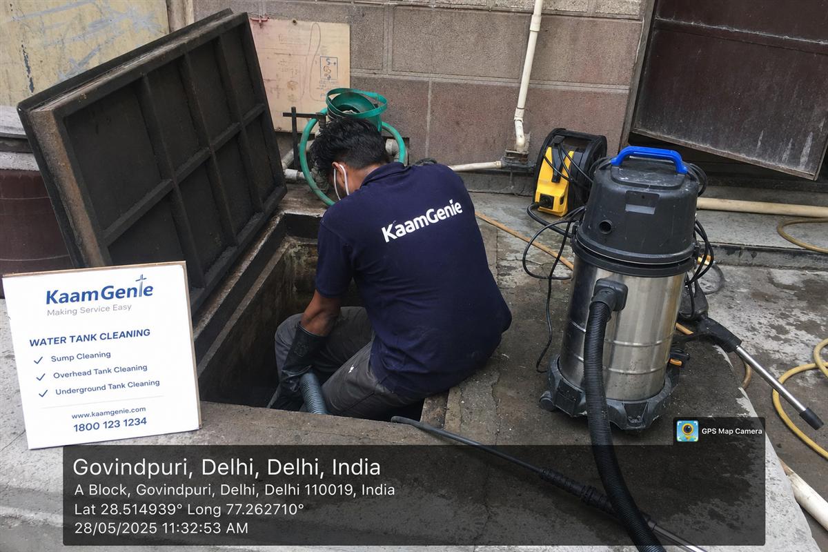 KaamGenie crew cleaning a underground sump in Govindpuri, Delhi