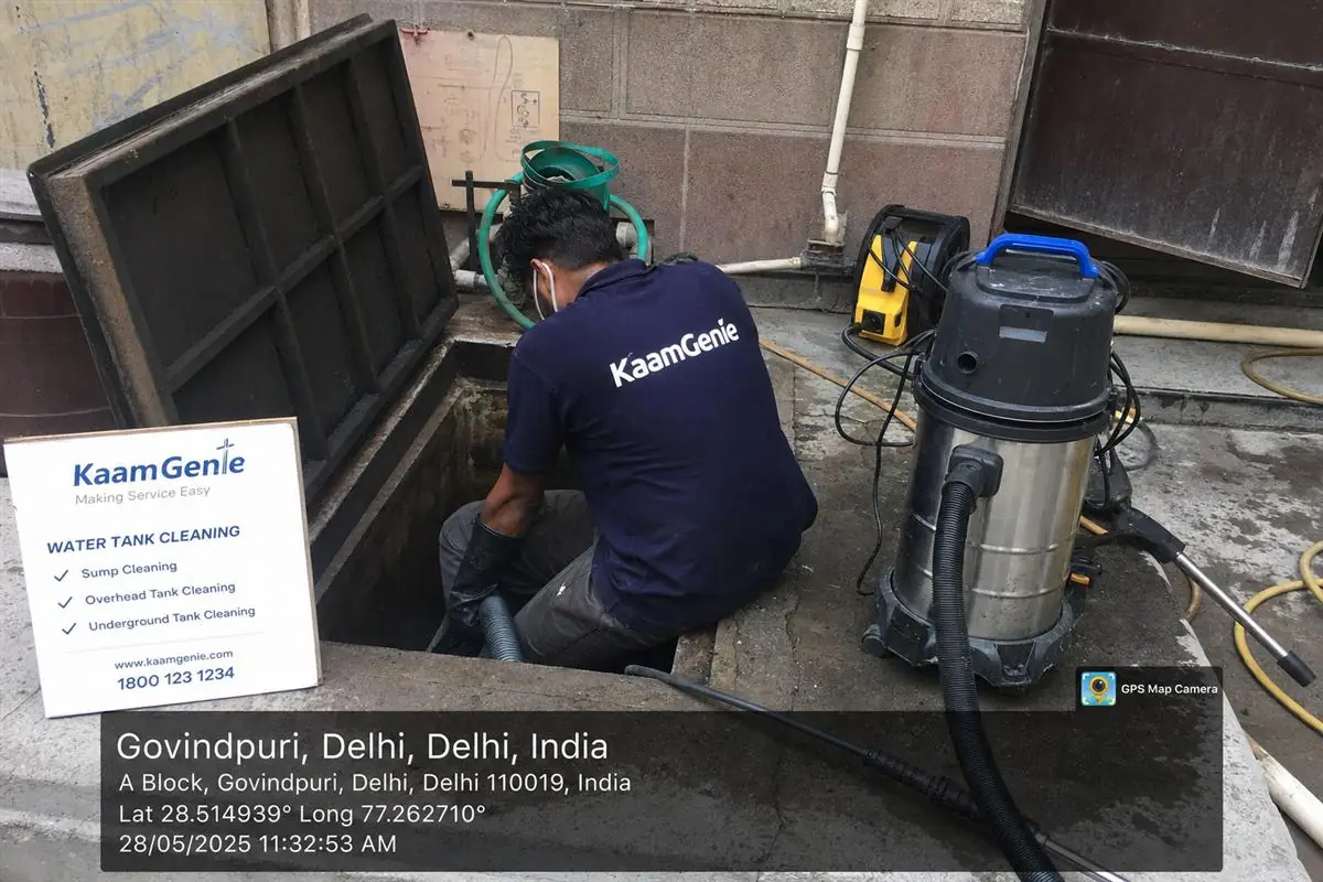 KaamGenie crew cleaning a underground sump in Govindpuri, Delhi