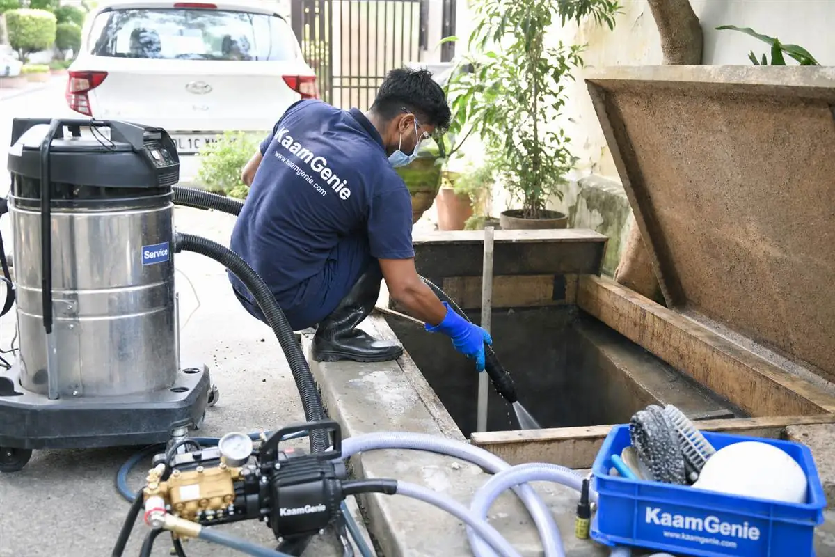 KaamGenie crew cleaning a underground sump in Green Park, Delhi