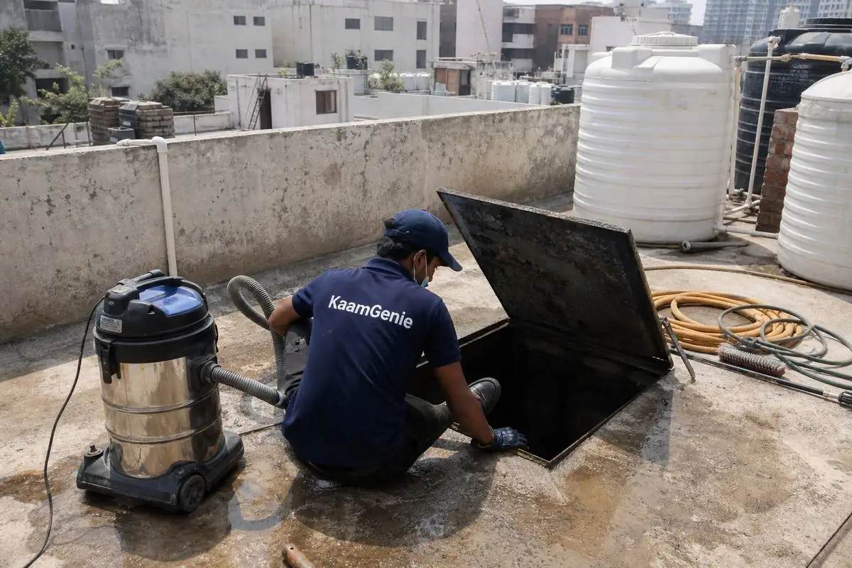 KaamGenie crew cleaning a underground sump in GTB Nagar, Delhi