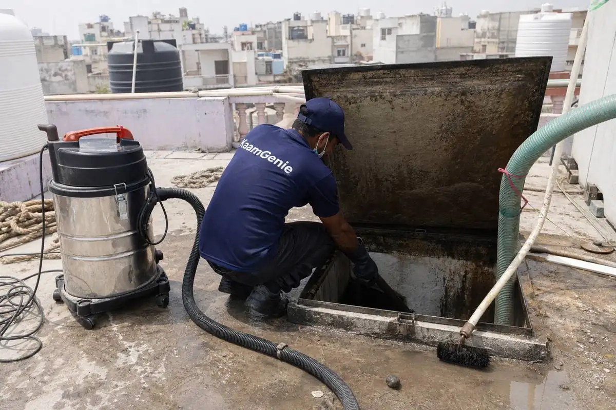 KaamGenie crew cleaning a underground sump in Gulabi Bagh, Delhi