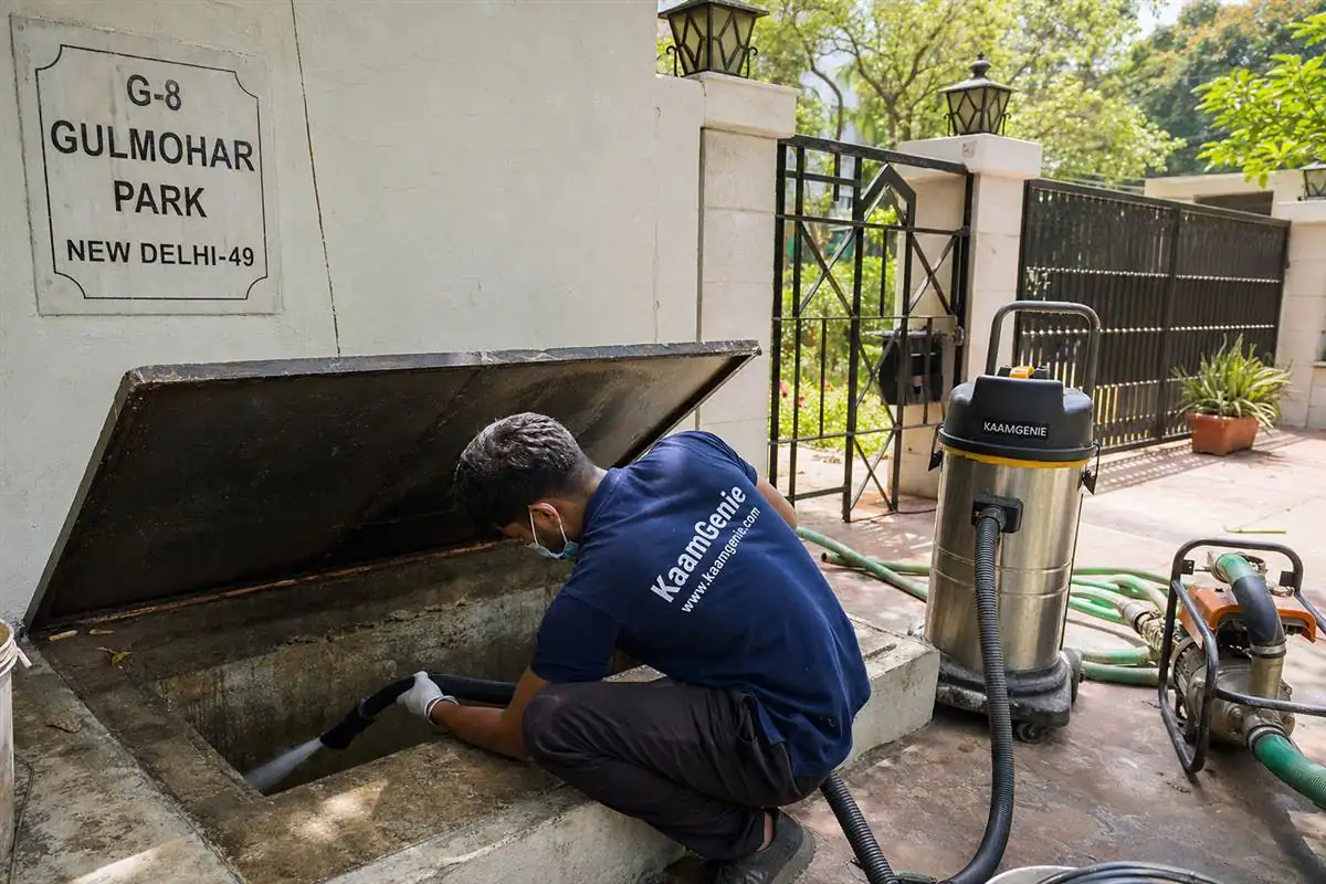 KaamGenie crew cleaning a underground sump in Gulmohar Park, Delhi