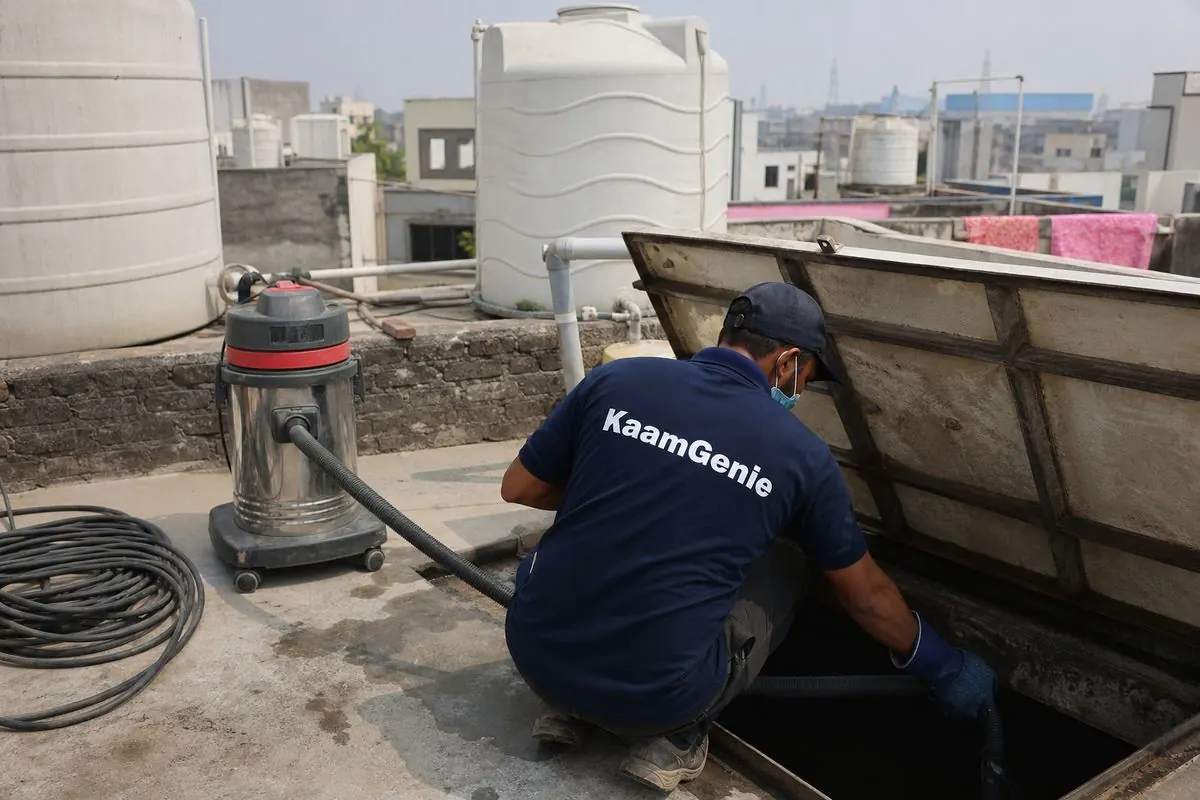 KaamGenie crew cleaning a underground sump in Haiderpur, Delhi