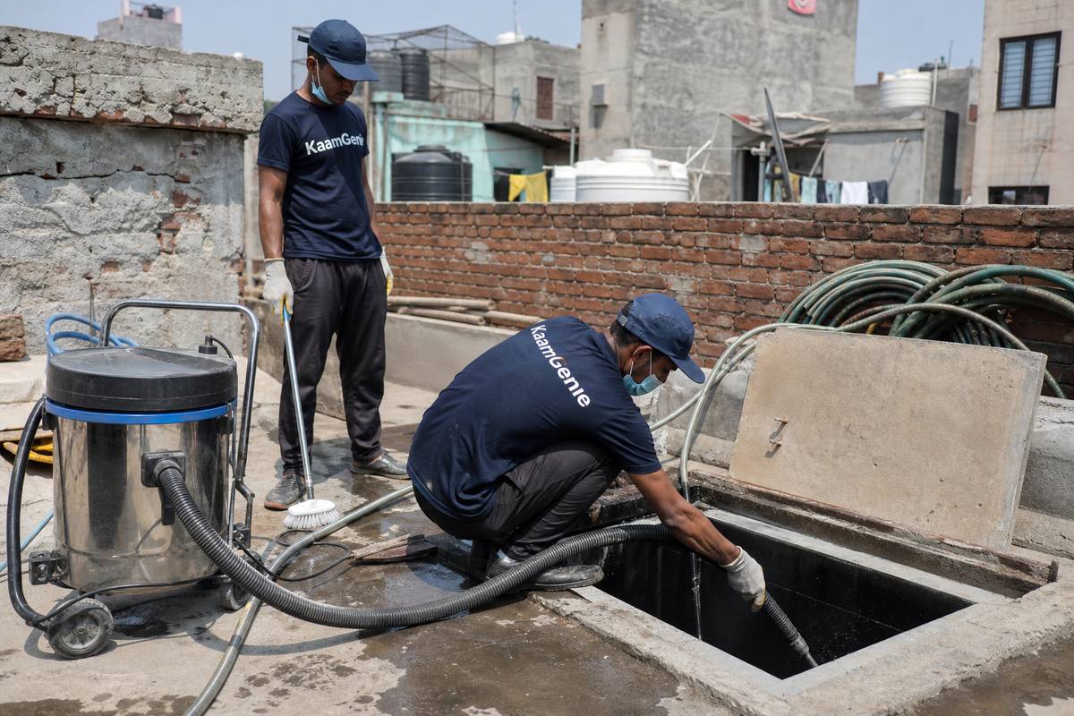 KaamGenie crew cleaning a underground sump in Haji Colony, Delhi