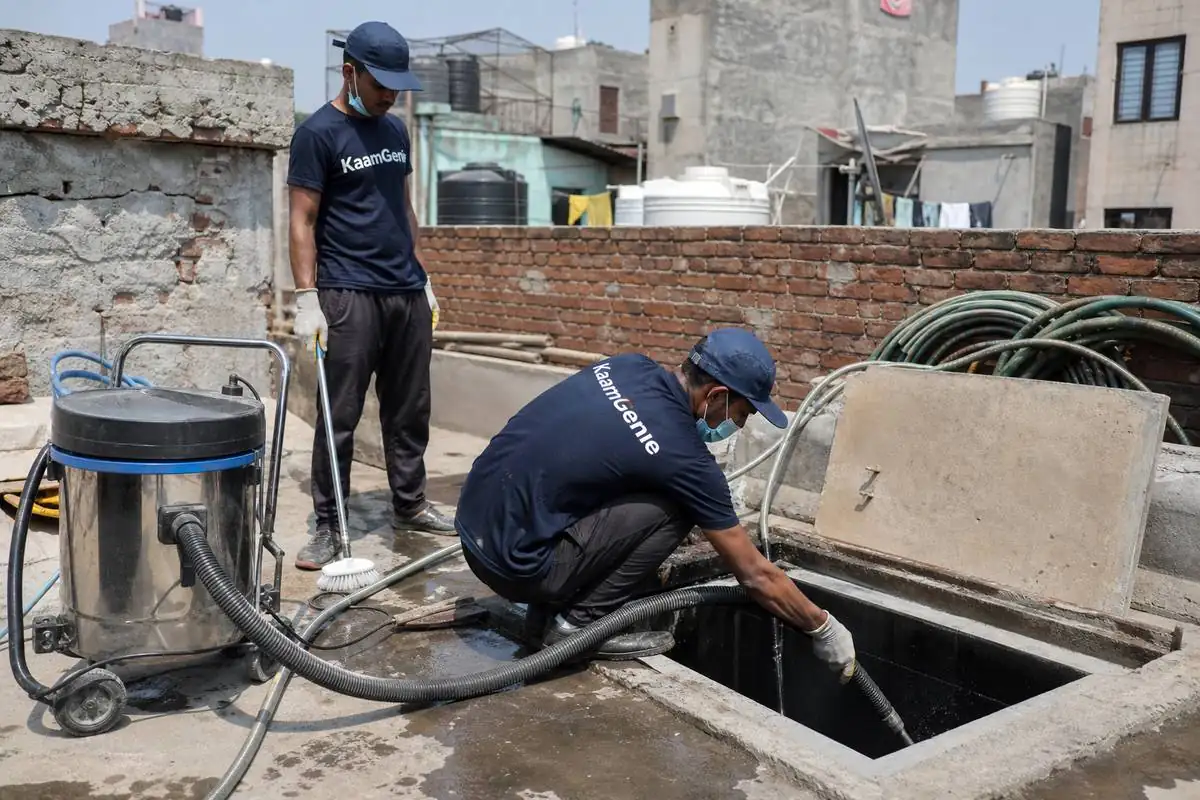 KaamGenie crew cleaning a underground sump in Haji Colony, Delhi