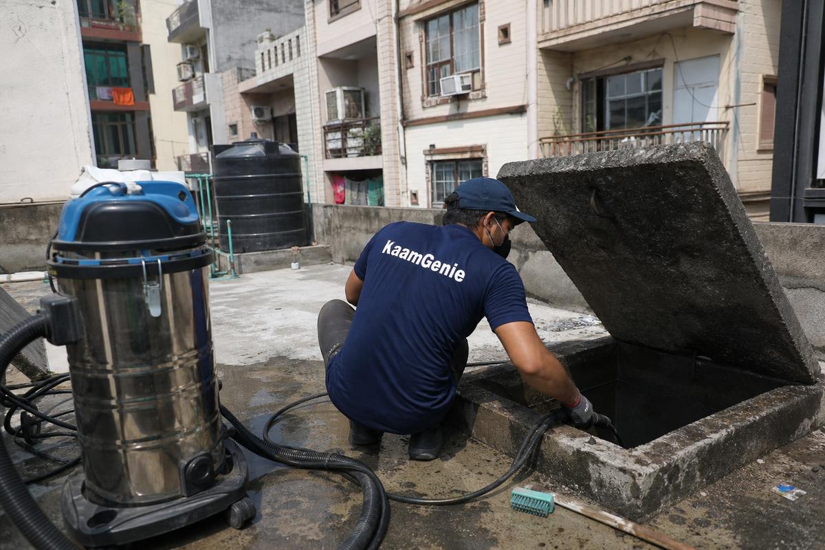 KaamGenie crew cleaning a underground sump in Hari Nagar Ashram, Delhi