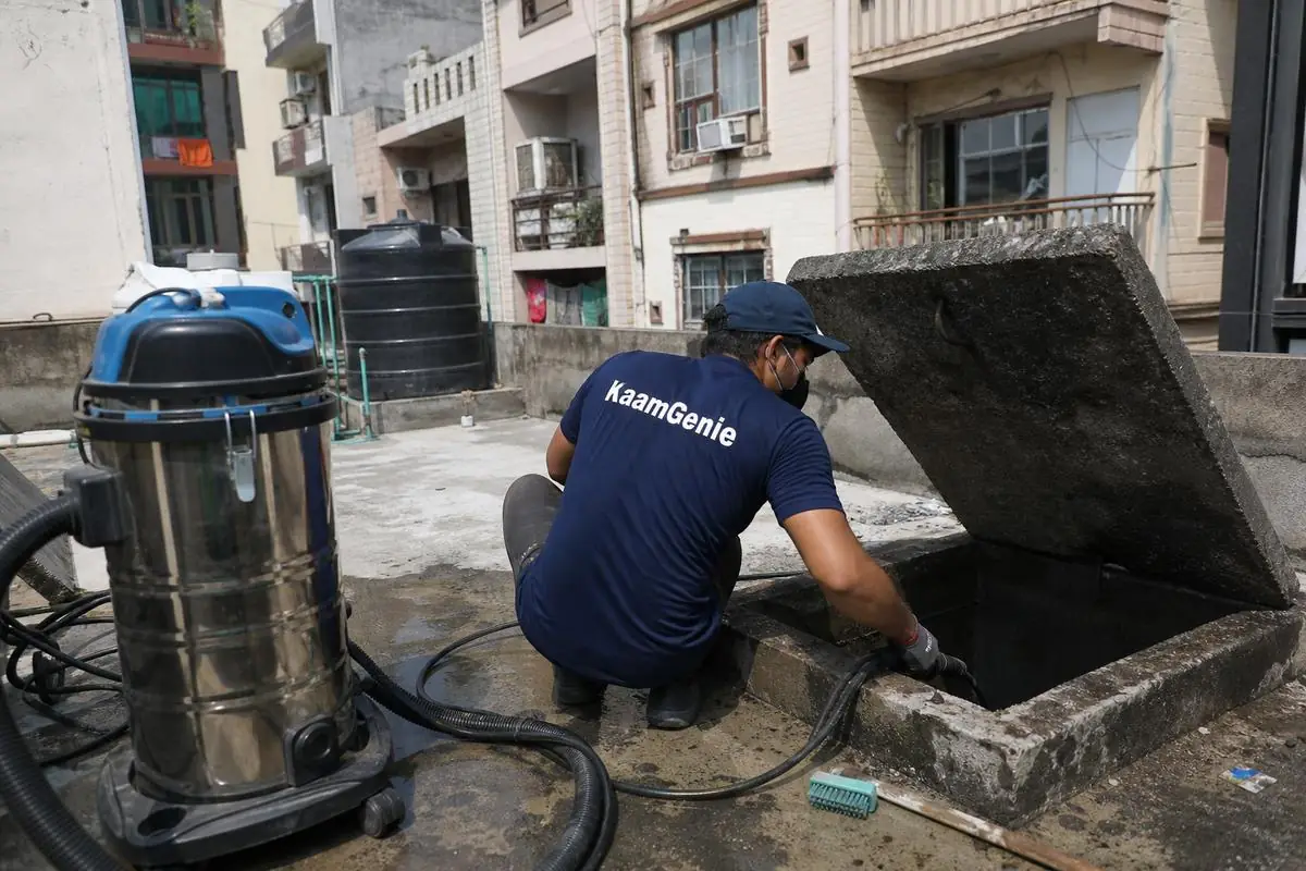 KaamGenie crew cleaning a underground sump in Hari Nagar Ashram, Delhi