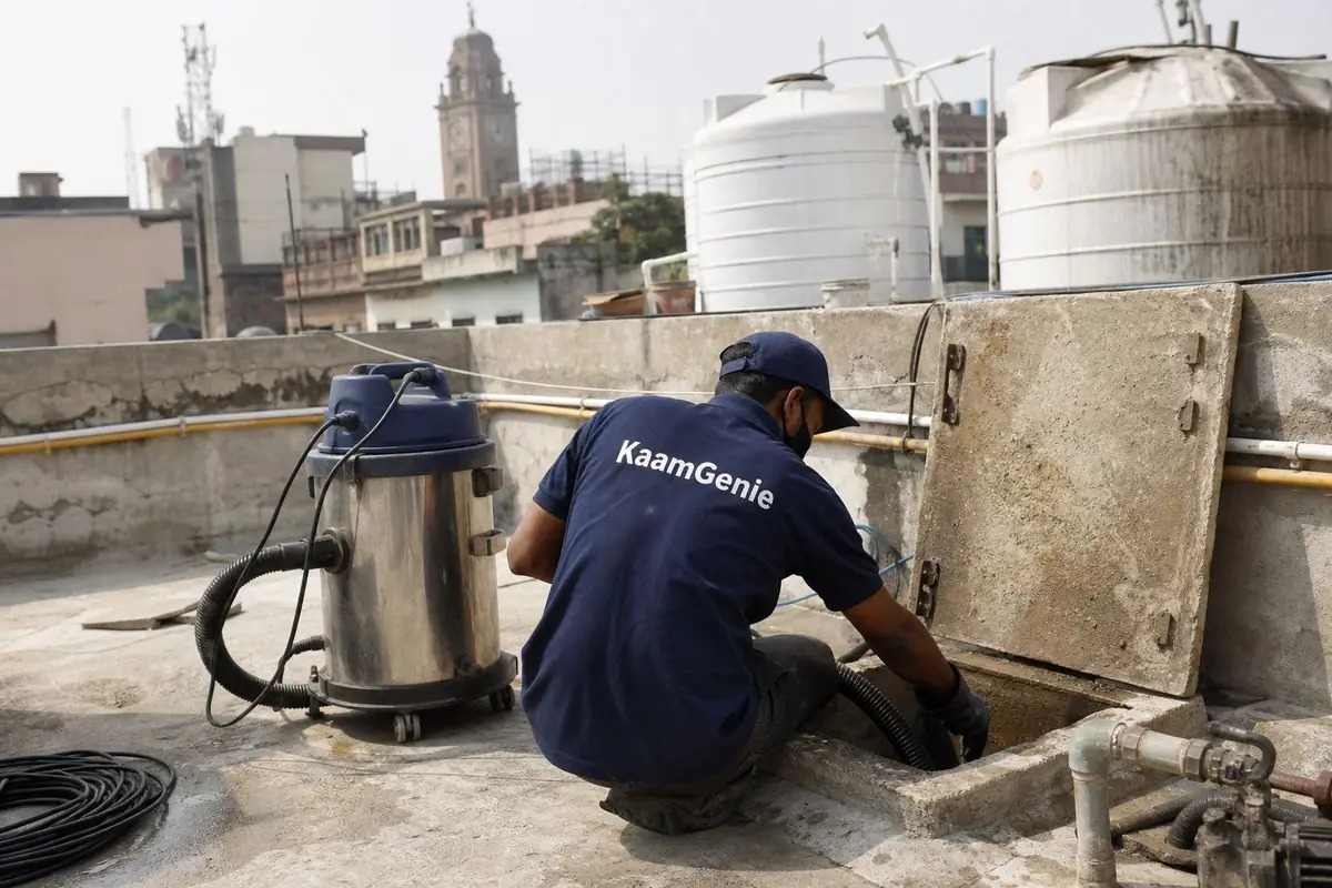 KaamGenie crew cleaning a underground sump in Hari Nagar, Delhi