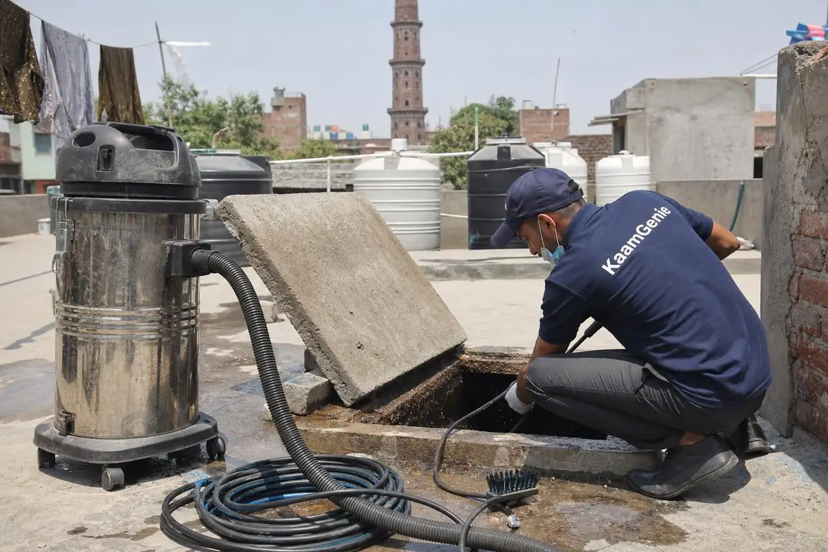 KaamGenie crew cleaning a underground sump in Hastsal, Delhi
