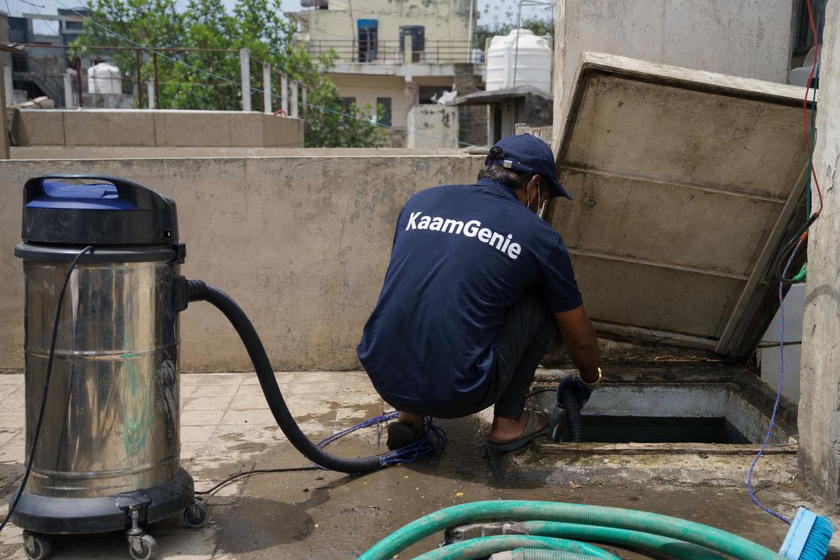 KaamGenie crew cleaning a underground sump in Hauz Rani, Delhi