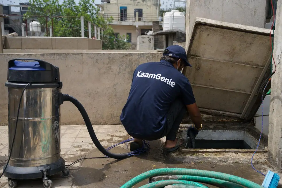 KaamGenie crew cleaning a underground sump in Hauz Rani, Delhi