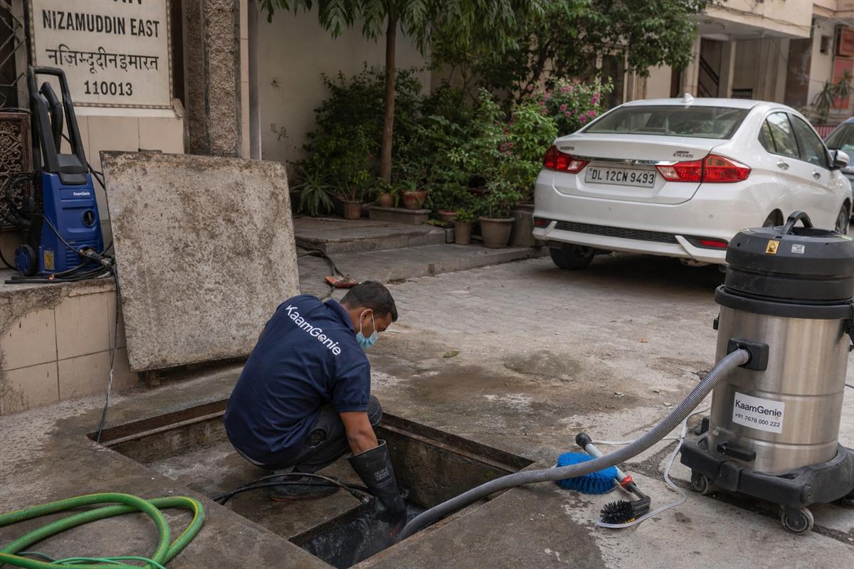 KaamGenie crew cleaning a underground sump in Hazrat Nizamuddin, Delhi
