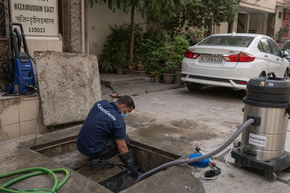 KaamGenie crew cleaning a underground sump in Hazrat Nizamuddin, Delhi