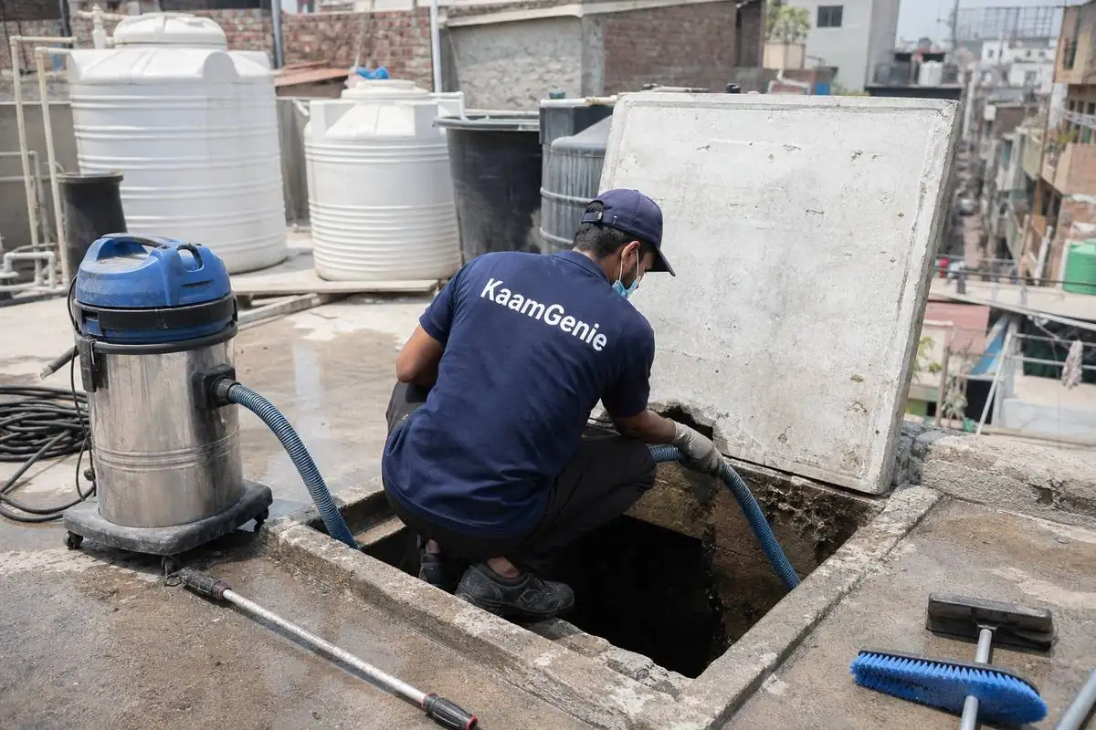 KaamGenie crew cleaning a underground sump in Himmatpuri, Delhi