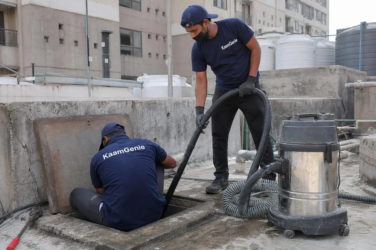 KaamGenie crew cleaning a underground sump in HUDCO Place, Delhi