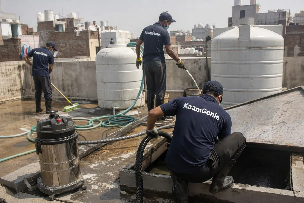 KaamGenie crew cleaning a underground sump in Ibrahimpur, Delhi