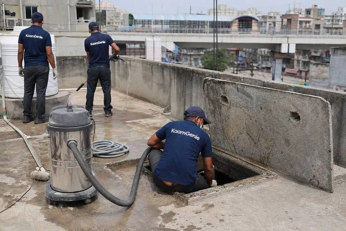 KaamGenie crew cleaning a underground sump in Inderlok, Delhi