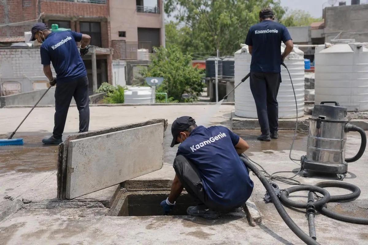 KaamGenie crew cleaning a underground sump in Inderpuri, Delhi