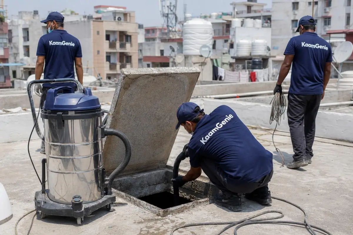 KaamGenie crew cleaning a underground sump in Indira Vihar (Mukherjee Nagar side), Delhi