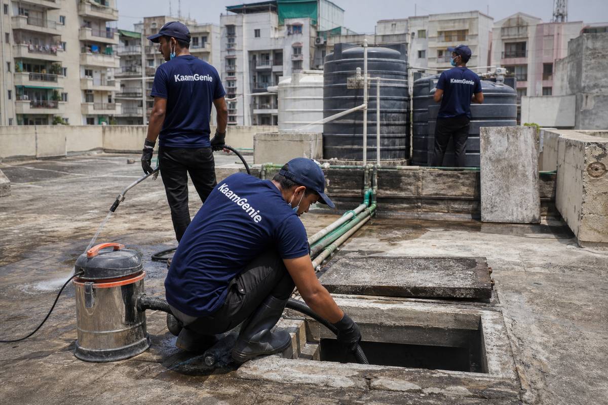 KaamGenie crew cleaning a underground sump in IP Extension, Delhi