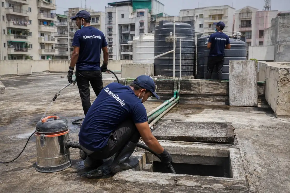 KaamGenie crew cleaning a underground sump in IP Extension, Delhi