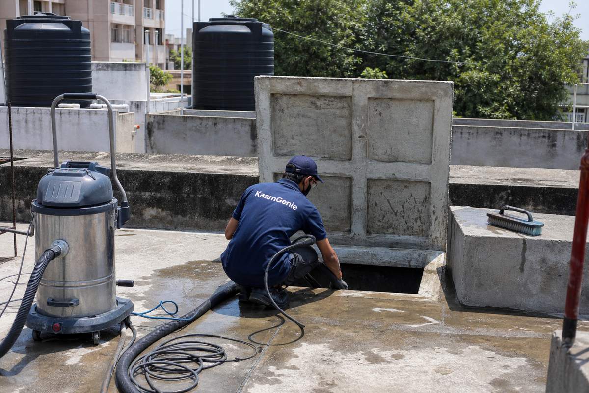KaamGenie crew cleaning a underground sump in Ishwar Nagar, Delhi