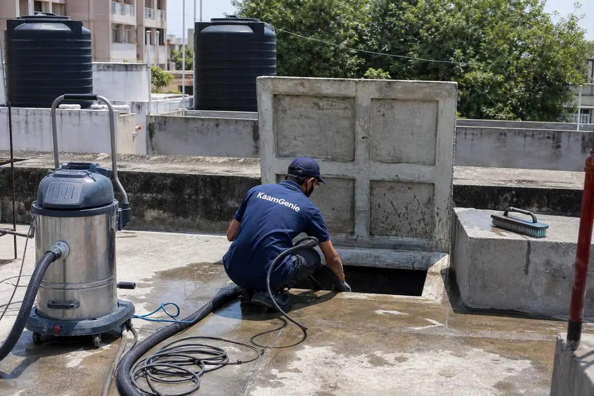 KaamGenie crew cleaning a underground sump in Ishwar Nagar, Delhi