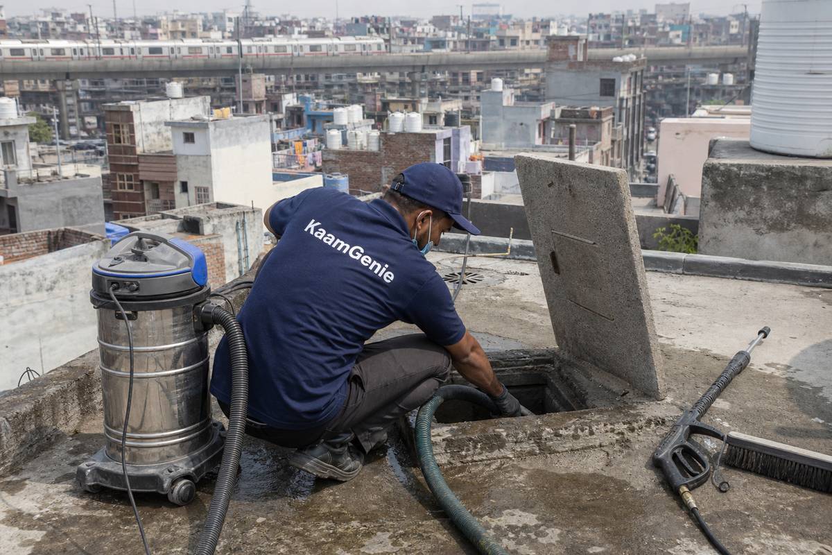 KaamGenie crew cleaning a underground sump in Jafrabad, Delhi