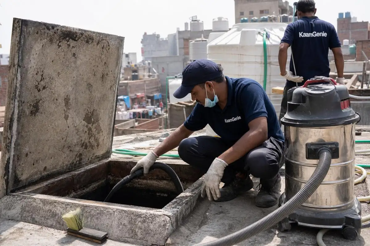 KaamGenie crew cleaning a underground sump in Jahangir Puri, Delhi