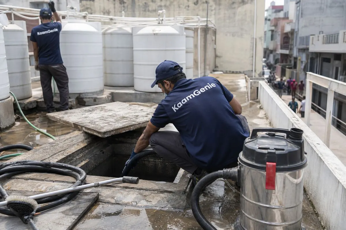 KaamGenie crew cleaning a underground sump in Jail Road, Delhi