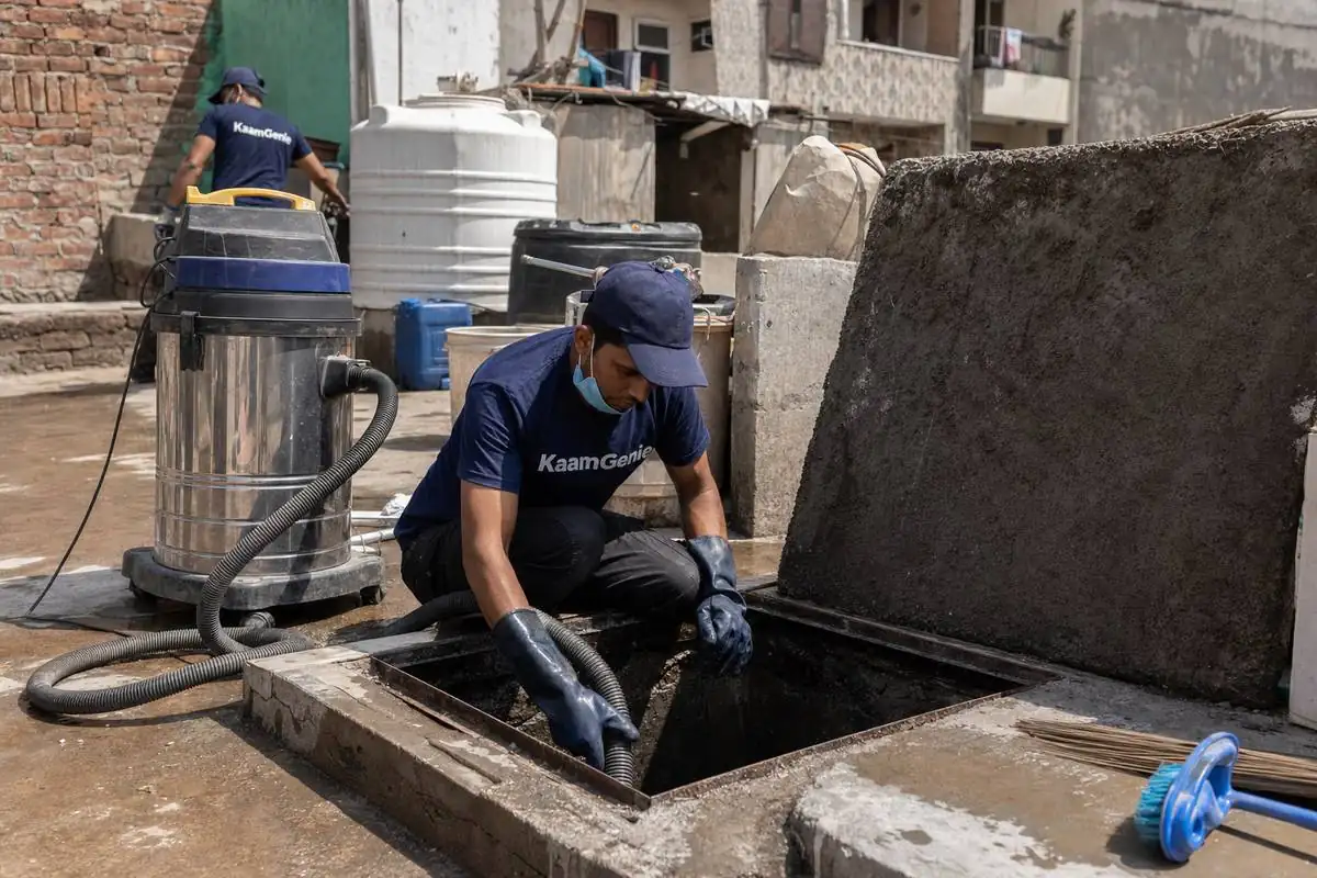 KaamGenie crew cleaning a underground sump in Jaitpur, Delhi
