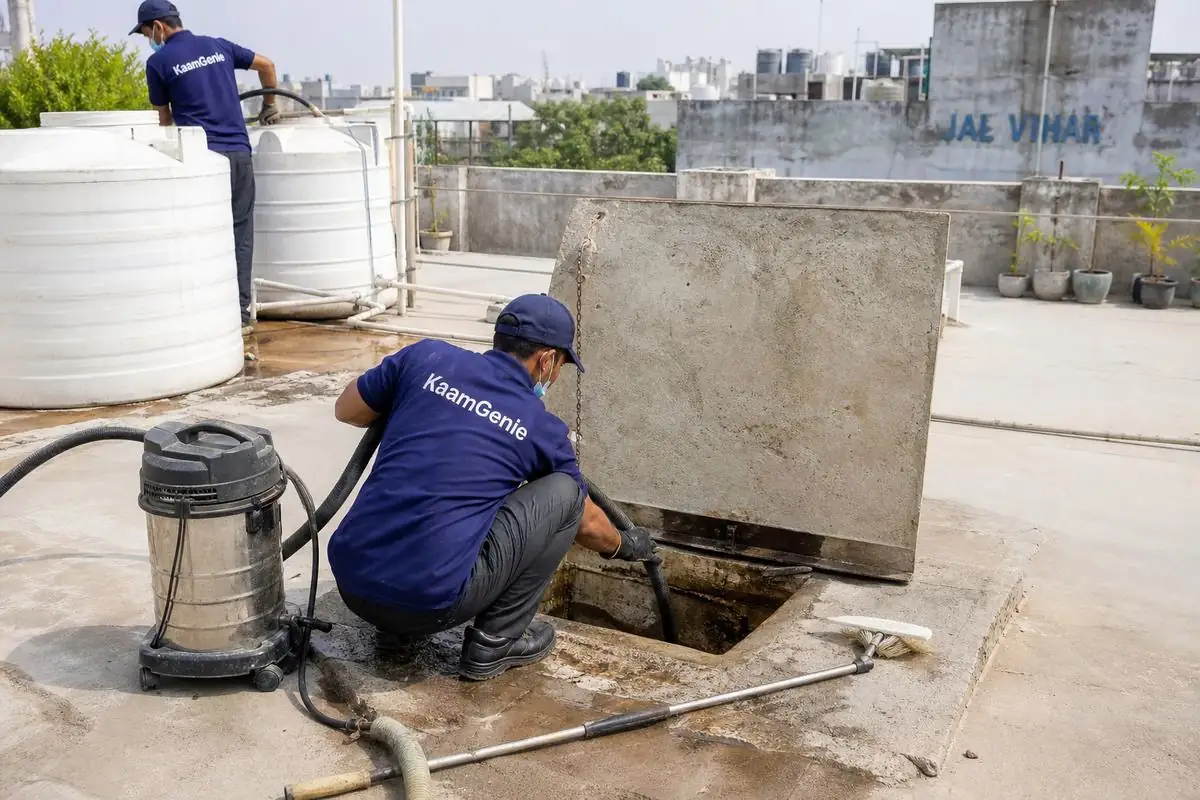 KaamGenie crew cleaning a underground sump in Jal Vihar, Delhi