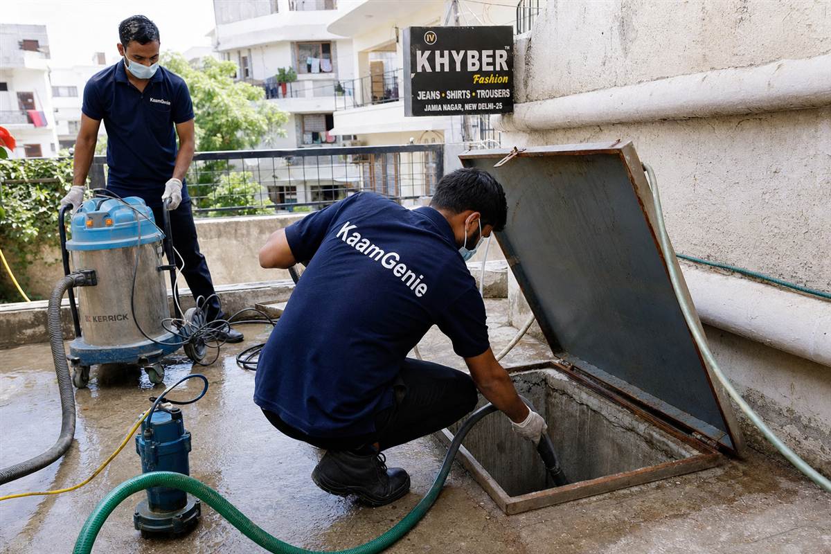 KaamGenie crew cleaning a underground sump in Jamia Nagar, Delhi