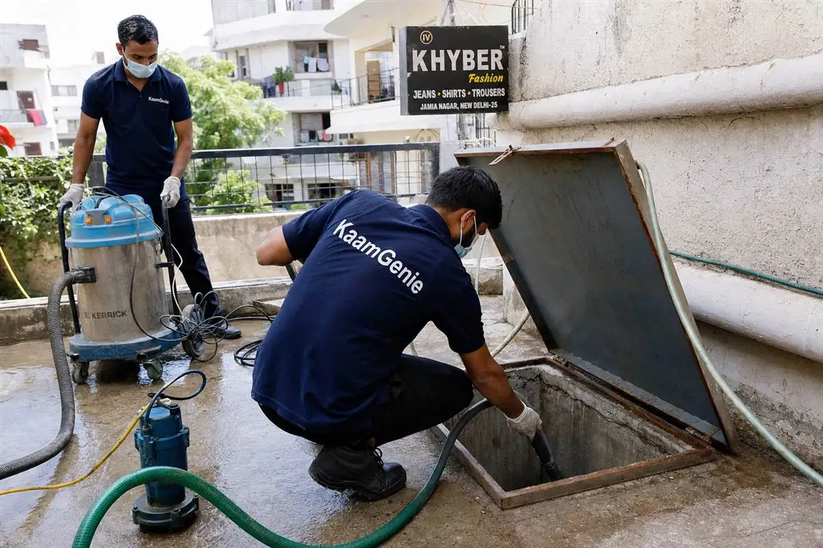 KaamGenie crew cleaning a underground sump in Jamia Nagar, Delhi