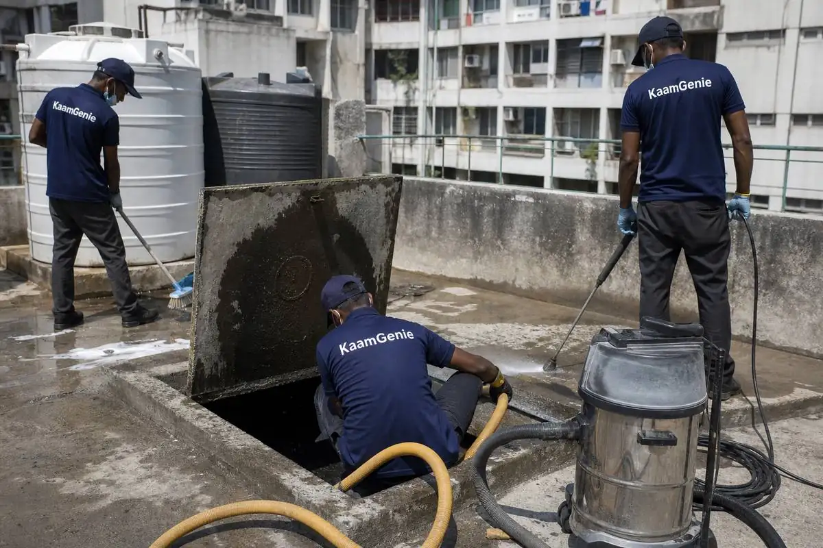 KaamGenie crew cleaning a underground sump in Janakpuri B Block, Delhi