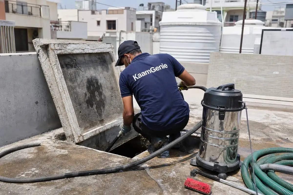 KaamGenie crew cleaning a underground sump in Janakpuri C Block, Delhi