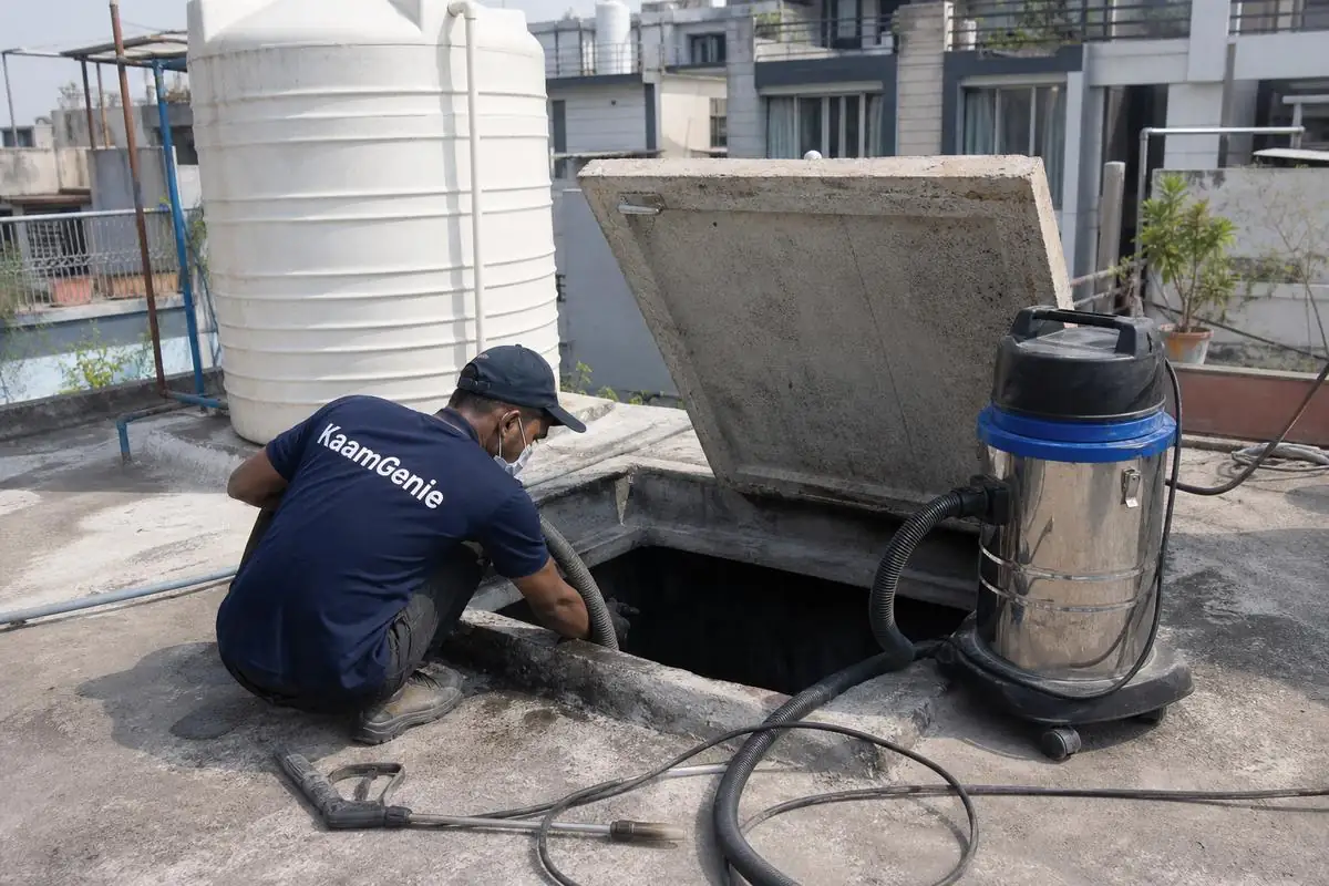KaamGenie crew cleaning a underground sump in Jangpura, Delhi