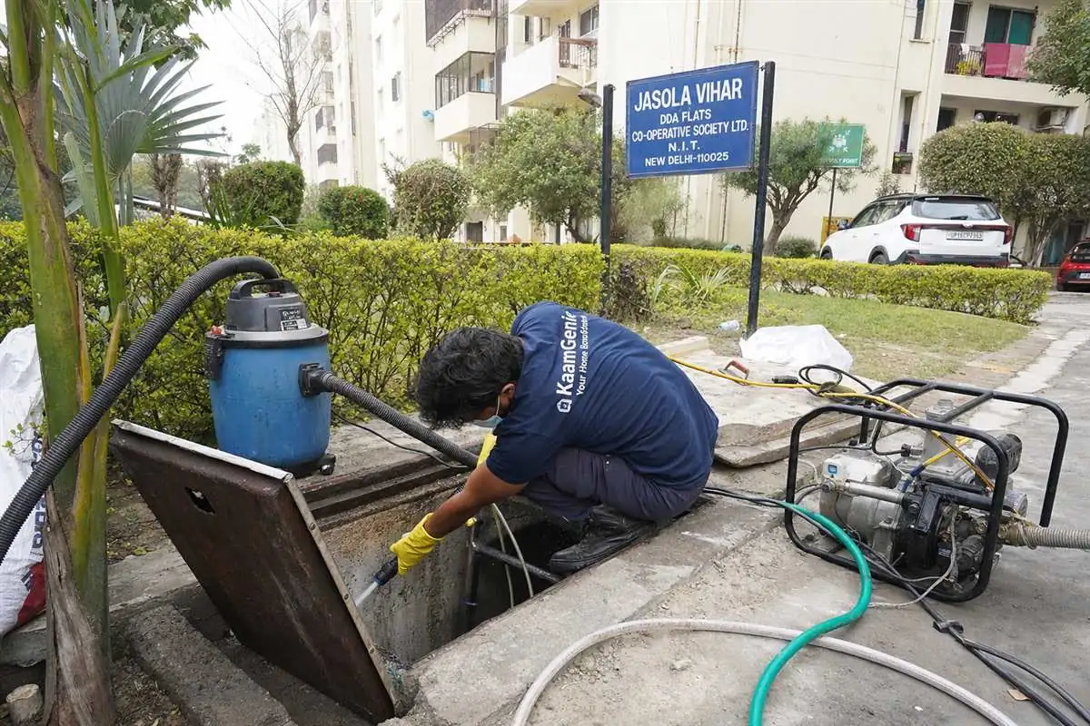 KaamGenie crew cleaning a underground sump in Jasola, Delhi