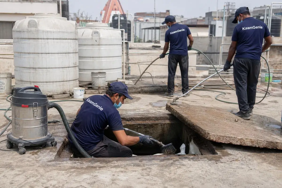 KaamGenie crew cleaning a underground sump in Jhandewalan, Delhi
