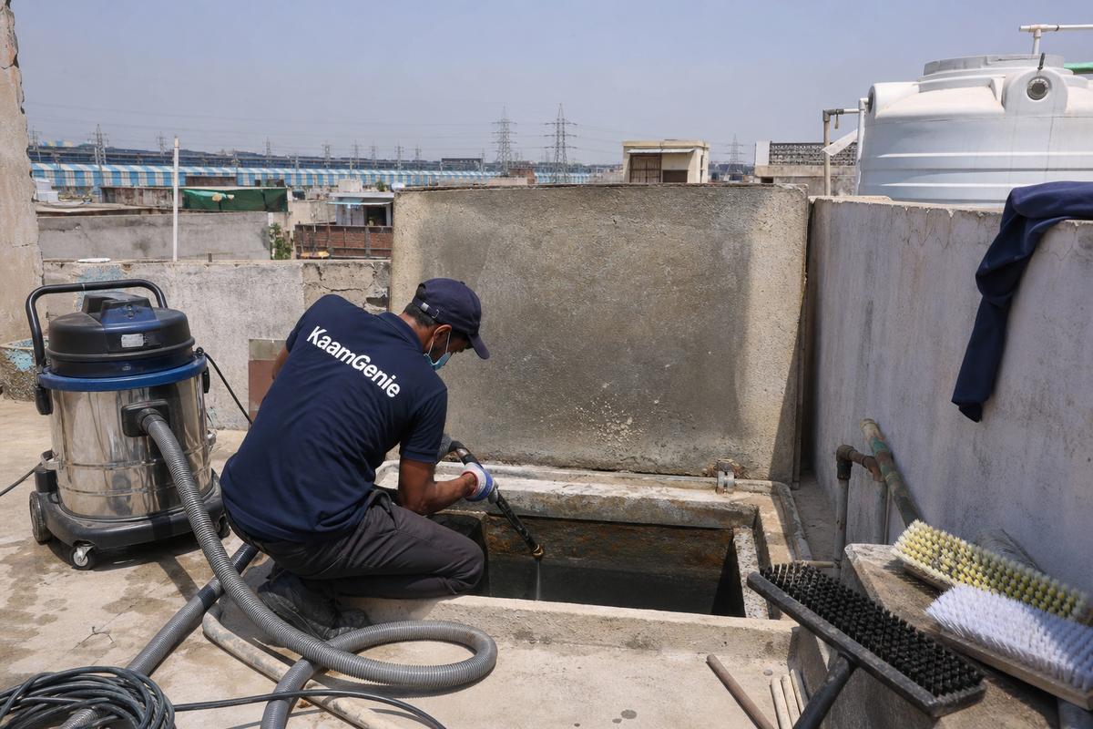 KaamGenie crew cleaning a underground sump in Jhilmil Tahirpur, Delhi