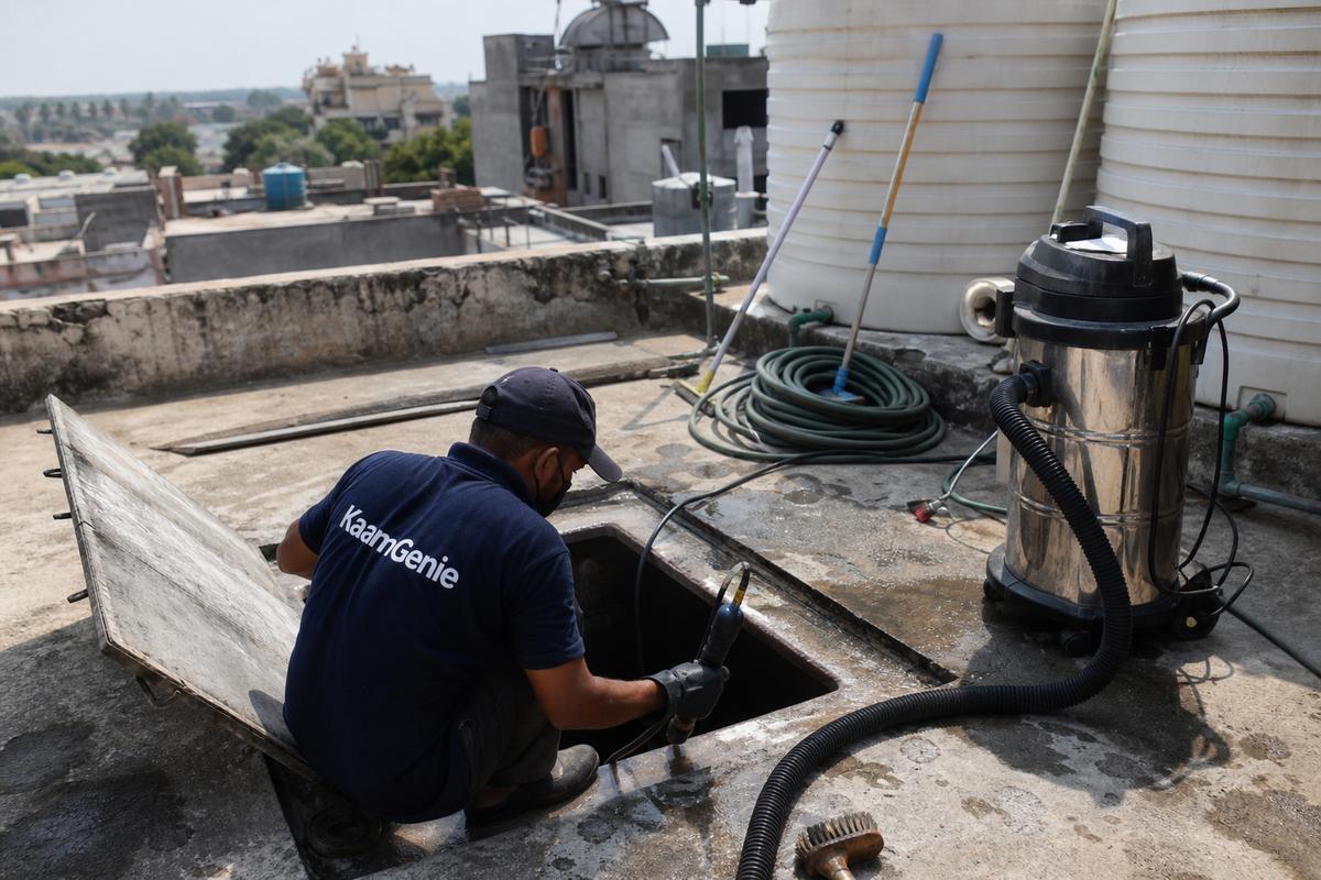 KaamGenie crew cleaning a underground sump in Johripur, Delhi
