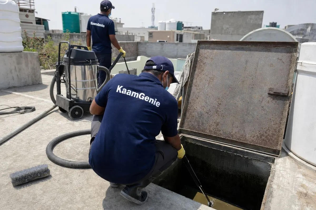 KaamGenie crew cleaning a underground sump in Jonapur, Delhi