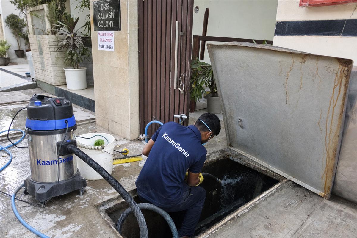 KaamGenie crew cleaning a underground sump in Kailash Colony, Delhi