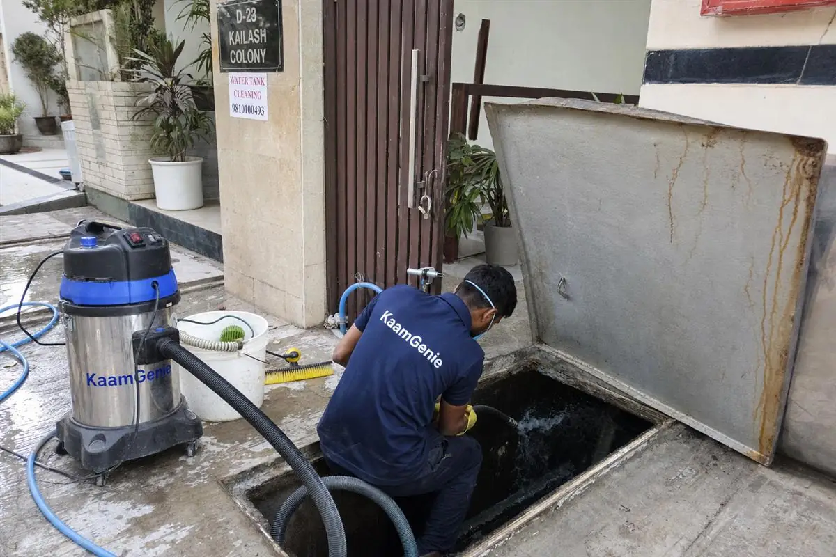 KaamGenie crew cleaning a underground sump in Kailash Colony, Delhi
