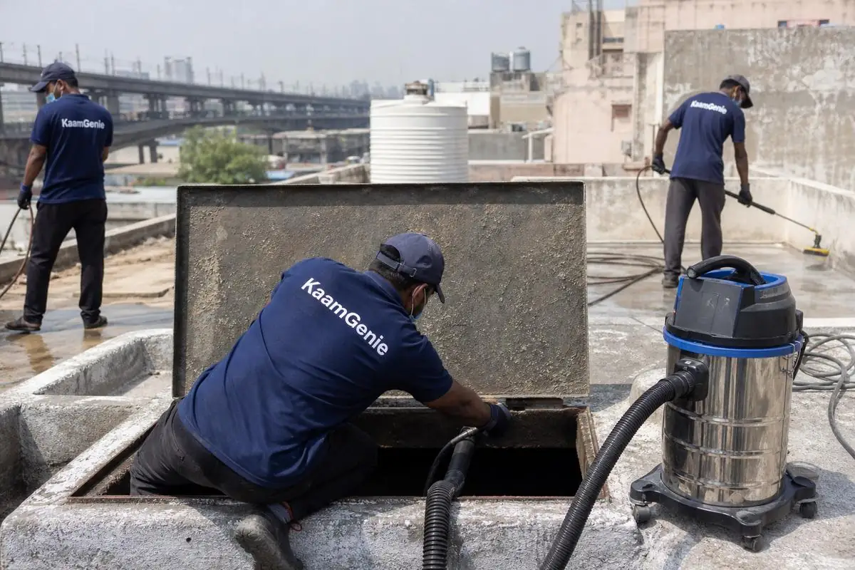 KaamGenie crew cleaning a underground sump in Kailash Nagar, Delhi