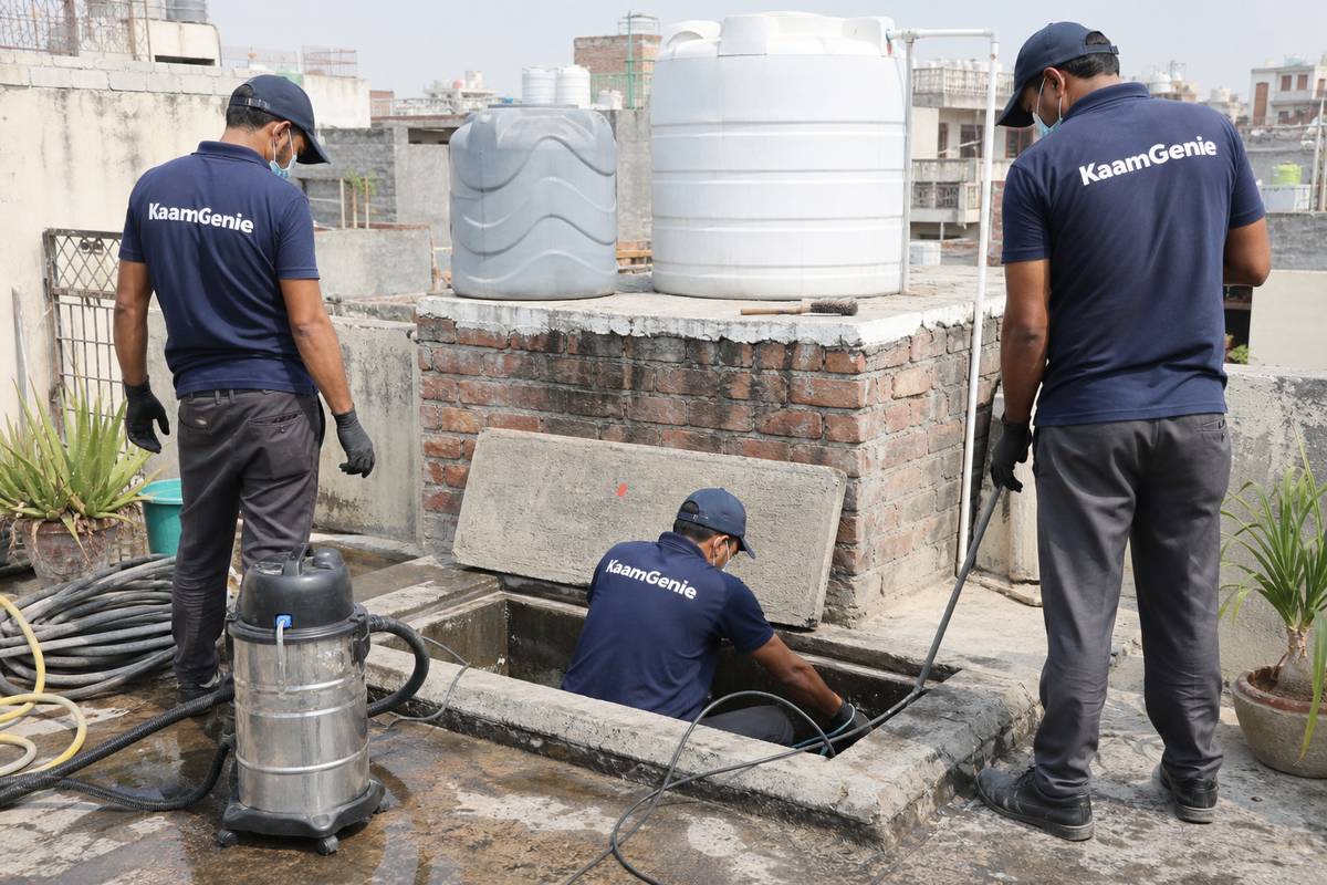 KaamGenie crew cleaning a underground sump in Kalyanvas, Delhi