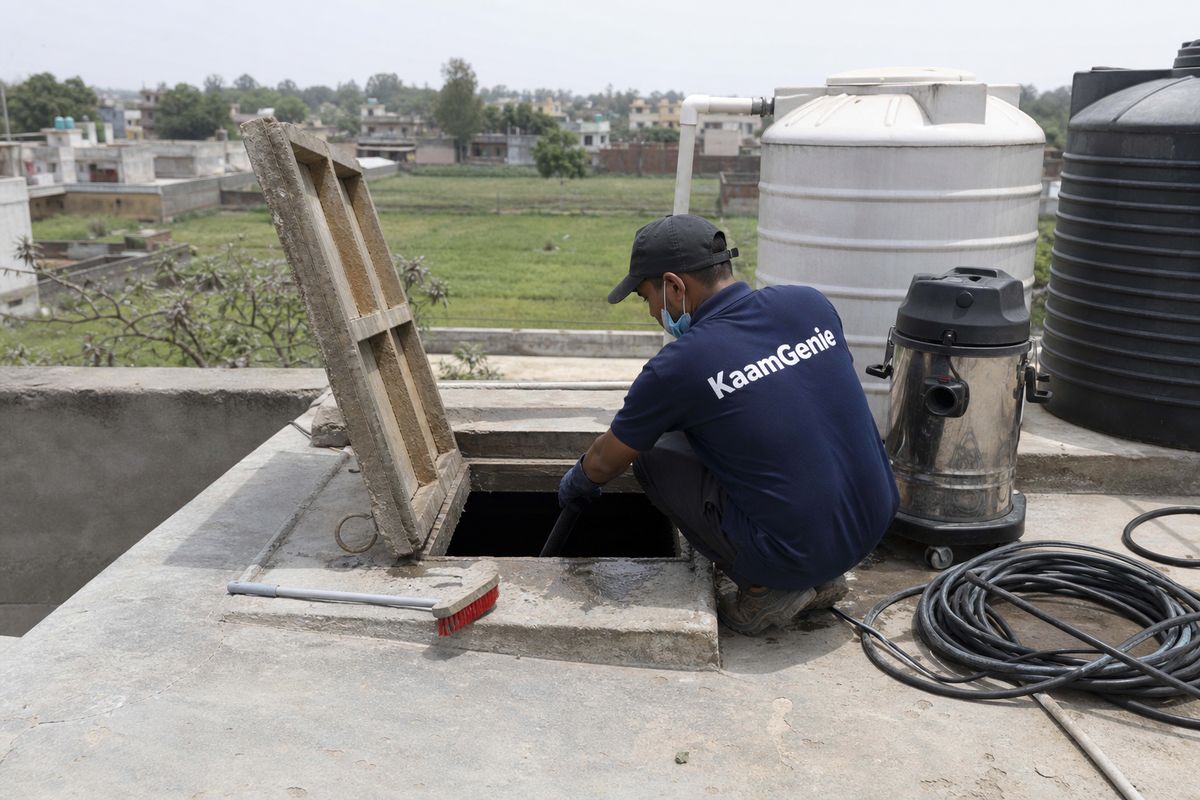 KaamGenie crew cleaning a underground sump in Kanjhawla, Delhi