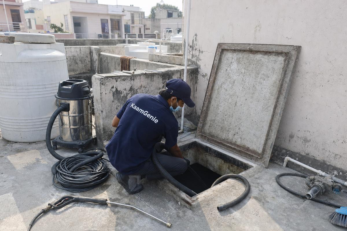 KaamGenie crew cleaning a underground sump in Kapashera, Delhi